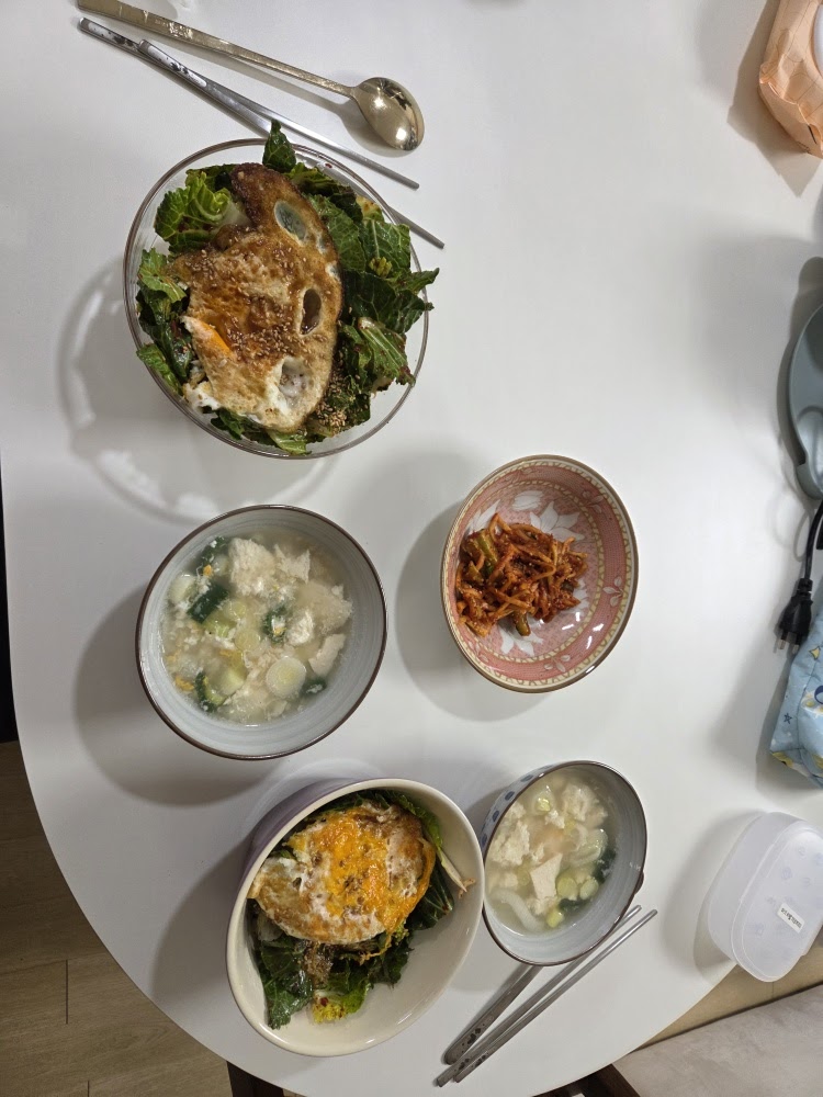 봄동비빔밥과 계란순두부국