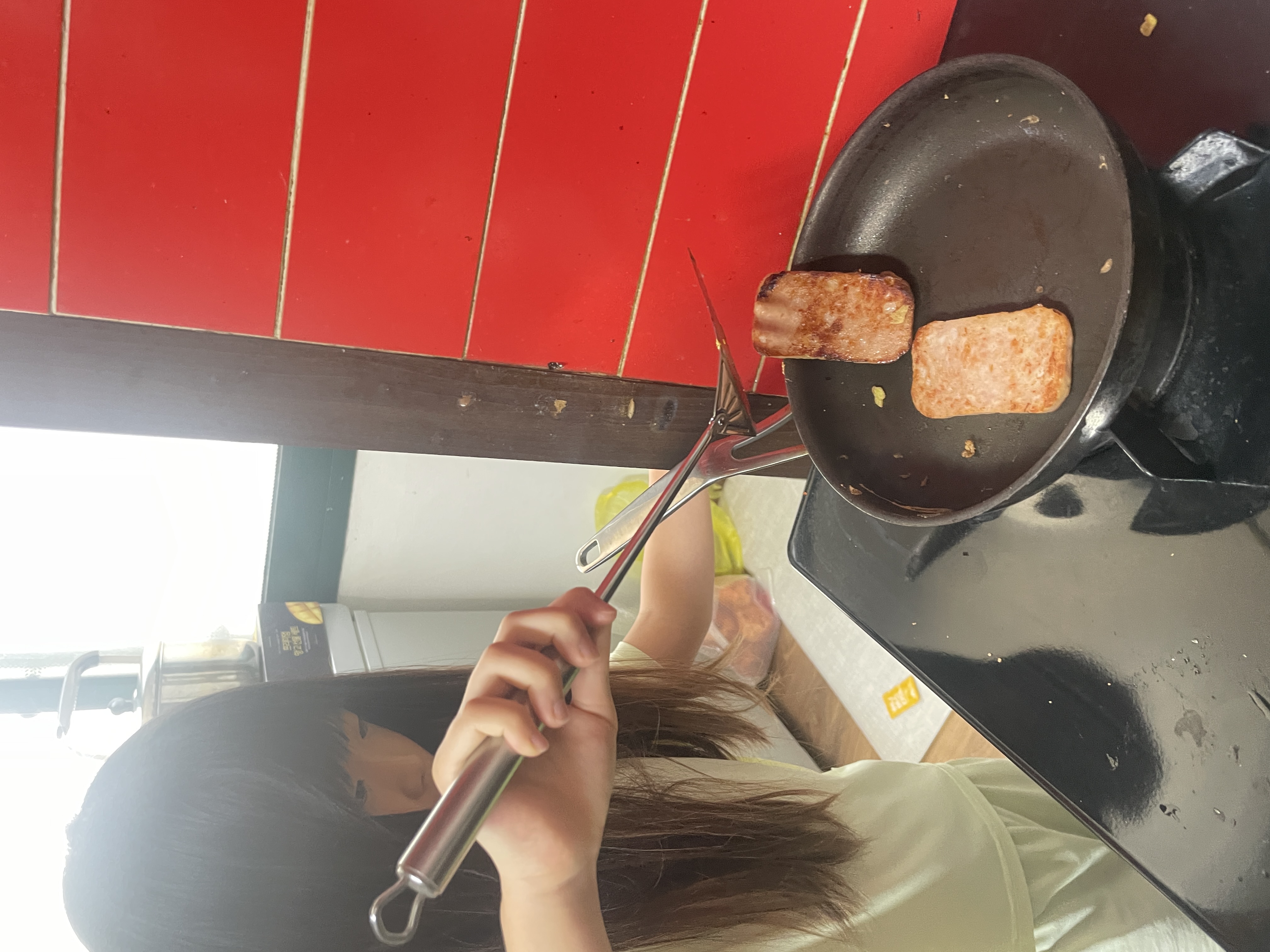 뜨거운 불앞에서 첫 토스트 만들기